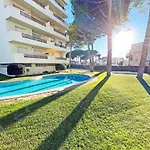 En La Escala Con Piscina Y Parking شقة