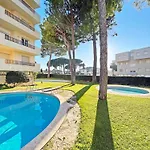 En La Escala Con Piscina Y Parking شقة *