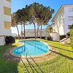 En La Escala Con Piscina Y Parking شقة *