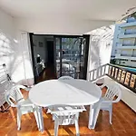 En La Escala Con Piscina Y Parking شقة