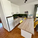 En La Escala Con Piscina Y Parking