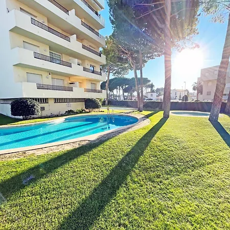 En La Escala Con Piscina Y Parking Apartment