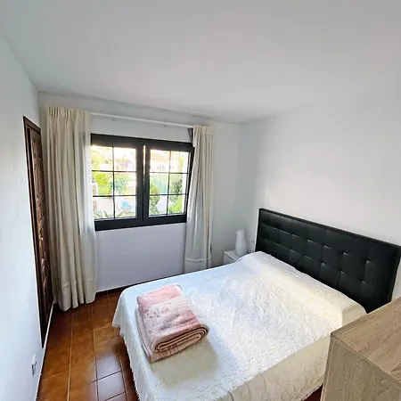 En La Escala Con Piscina Y Parking Apartment